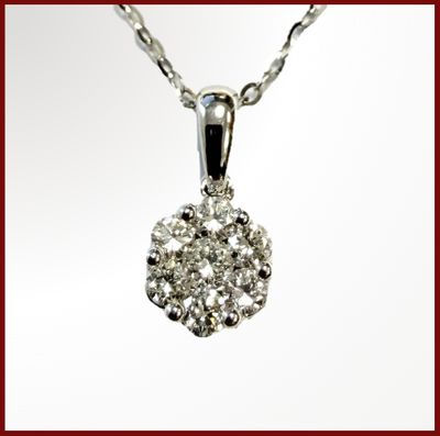collier en argent plaqué orné d'un bouquet de diamants blancs sur une chaîne en argent