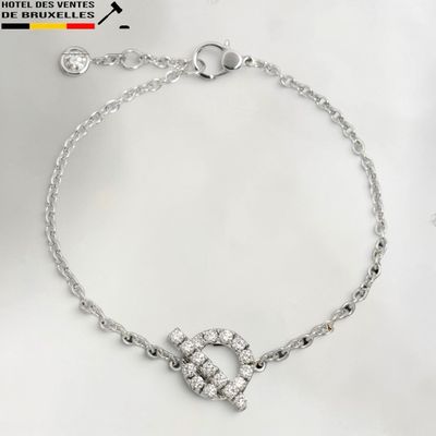 un gros plan d'un bracelet serti de diamants sur fond blanc