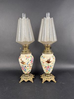 paire de lampes anciennes ornées de motifs d'oiseaux et de fleurs peints