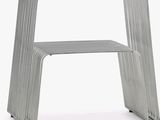 une image représentant une chaise faite de bandes de métal