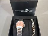 deux montres et un portefeuille dans une boîte posée sur une table