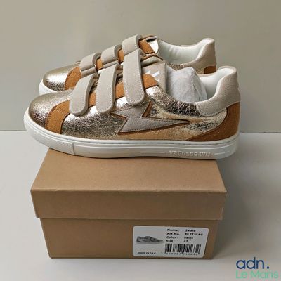 une boîte sur laquelle est posée une paire de chaussures