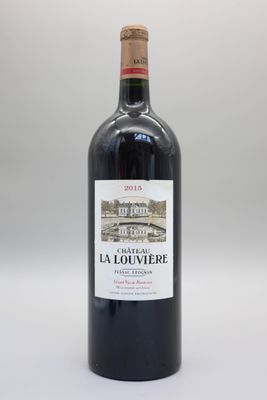 la bouteille de vin rouge est posée sur une surface blanche