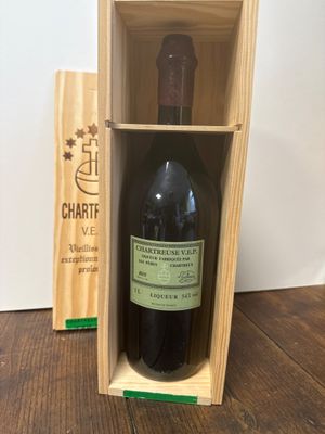 une bouteille de vin dans un coffret en bois sur une table