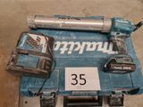 une boîte à outils bleue contenant un marteau et deux autres outils