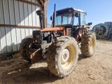 un tracteur garé devant un bâtiment
