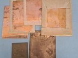 Plusieurs morceaux de vieux papier sont posés sur une surface bleue