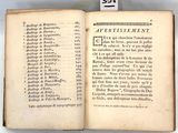 un livre contenant une liste d'objets posés sur une table