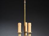 une lampe de table ancienne en laiton, munie de trois bougies et posée sur un pied