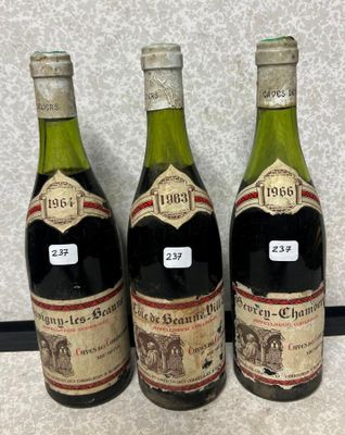 trois bouteilles de vin posées les unes à côté des autres sur un plan de travail