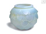 un vase blanc orné d'un motif bleu