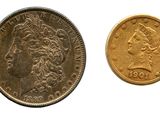 une pièce d'or et une pièce « sovereign » en or sur fond blanc