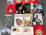 beaucoup de livres et de brochures sur la table