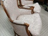 several chairs are lined up in a row in a room