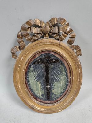 un cadre doré contenant la photo d'un palmier