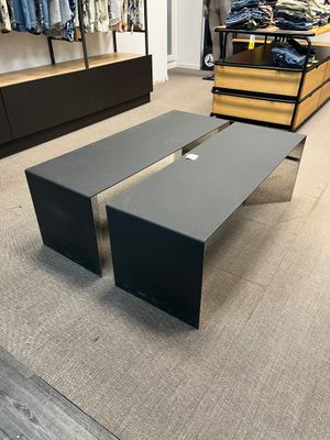 deux tables posées à même le sol dans un magasin