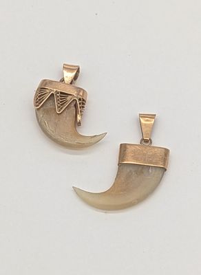 deux pendentifs en or représentant une grande corne et une petite corne