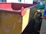un bateau jaune et rouge amarré dans une cour