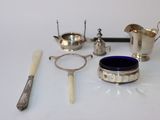 beaucoup d'objets en argent qui se trouvent sur la table