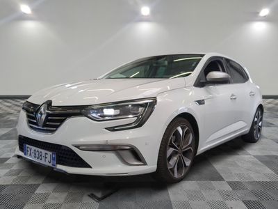 la voiture blanche est garée sur le sol à carreaux d'une pièce