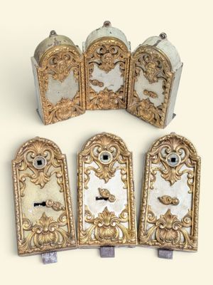 quatre pièces en or et en métal blanc ornées de motifs élaborés