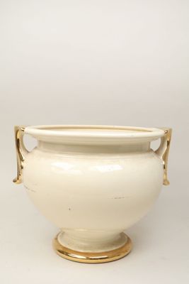 une image représentant un vase blanc orné d'anses dorées sur fond blanc