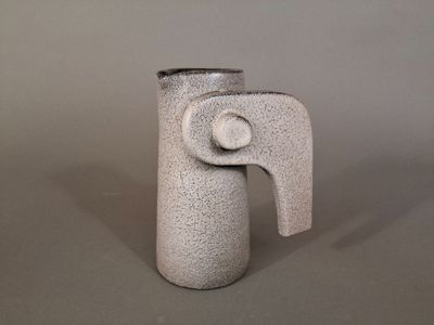 un vase blanc muni d'une anse