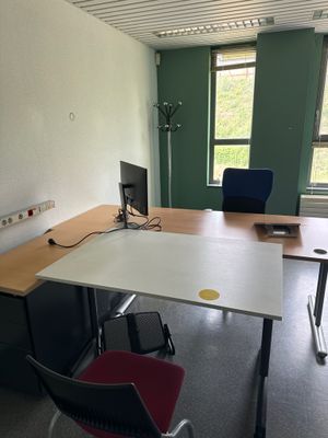 un bureau avec une chaise et un ordinateur dessus