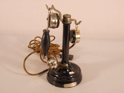 deux téléphones posés sur une table, entourés d'une corde