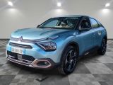une voiture bleue est garée dans une pièce au sol à carreaux