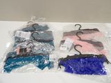 Deux sacs de vêtements, emballés dans du plastique, sont posés sur une table