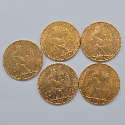 quatre pièces d'or sur lesquelles sont représentés un cheval et un lion