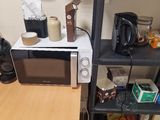 un micro-ondes et un four à micro-ondes posés sur une petite table