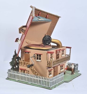 une maquette en carton représentant une maison surmontée d'une horloge