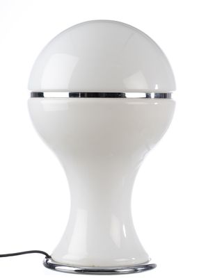 une lampe blanche posée sur une table blanche