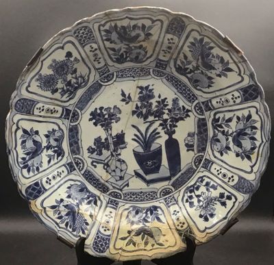 assiette bleue et blanche ornée de fleurs et de vases
