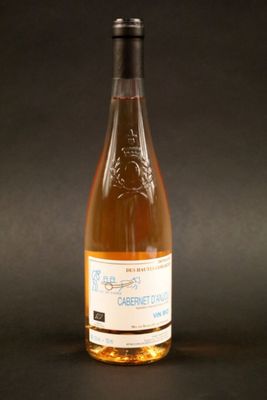 une bouteille de vin posée sur une table