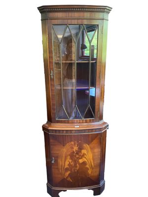 un vieux meuble en bois surmonté d'une porte en verre
