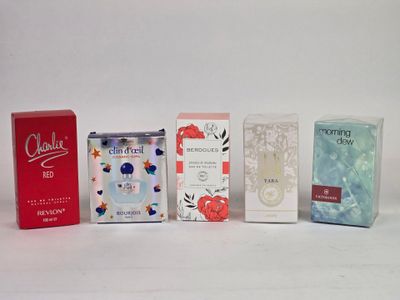 Plusieurs types de savons sont alignés sur une surface blanche