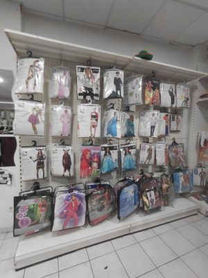 une présentation de jouets et d'autres articles dans un magasin