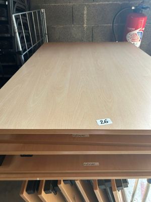 trois tables en bois empilées les unes sur les autres dans un garage