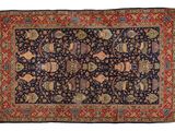 un tapis bleu et rouge orné d'un motif représentant un éléphant
