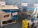 de nombreux types d'outils différents sur les rayons du magasin