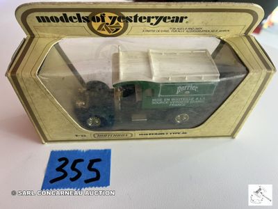 une boîte contenant un camion vert et blanc