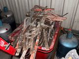 un tas de bois posé sur une charrette dans un garage