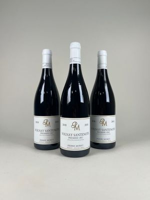 trois bouteilles de vin rouge posées côte à côte sur une table