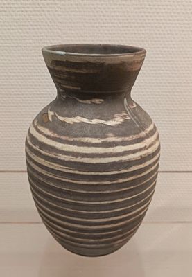 ACCOLAY Vase en faïence émaillée marron à décor de stries bl…