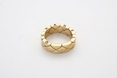gros plan d'une bague en or sur une surface blanche