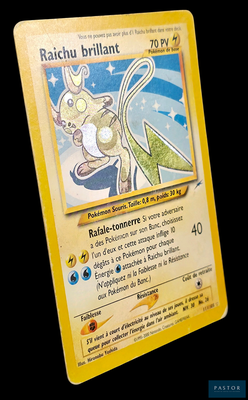 gros plan d'une carte pokemon sur fond noir