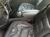 l'intérieur d'une voiture avec des sièges en cuir noir et un volant